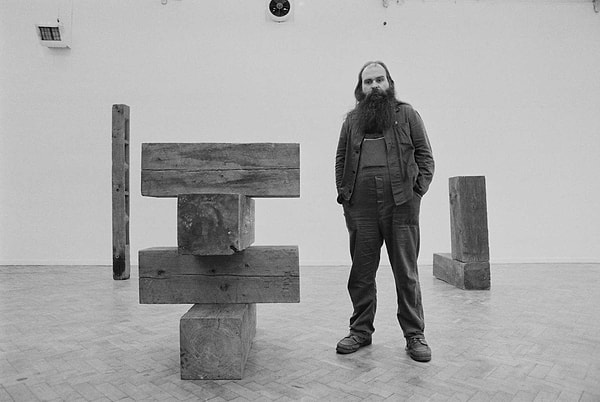 Carl Andre'de heykeltıraş alanında minimalist çalışan bir sanatçıdır.