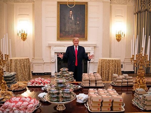 Donald Trump'ın en sevdiği yemek hamburgermiş. Gelen konuklarına dahi hamburger ikram eden Trump, aynı zamanda büyük bir kola düşkünü.