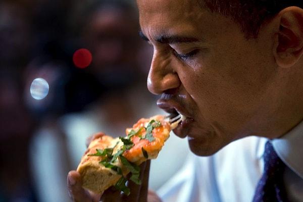 Ancak elbette onun da en sevdiği tek bir yiyecek var: Pizza! Chicago'lu başkan Obama, kendi yaptığı barbekü sosuyla birlikte pizza yemekten çok hoşlanırmış...