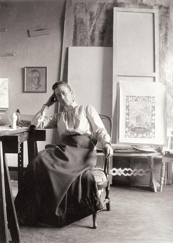 Mistik ve soyut sanatın öncülerinden biri olan Hilma af Klint, 1862'de İsveç'in Solna kentinde dünyaya geldi.