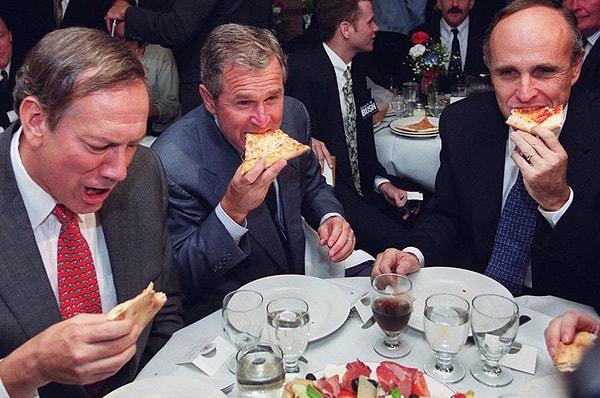 George W. Bush'un ise en sevdiği yiyecek çizburger ve pizza. Hatta zaman zaman bu ikisini birlikte yiyormuş.