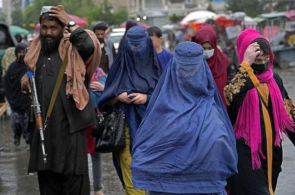 Afganistan'da ABD ve NATO güçlerinin çekilmesiyle 2021 yılında iktidarı yeniden ele geçiren gerici Taliban rejimi, 'daha ılımlı yönetim' vaatlerine rağmen, kadınlara yönelik baskılarını sürdürüyor.