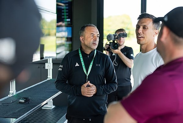 Люди, которые интересуются футболом, тоже сейчас в этом бизнесе. Было сформировано несколько крупных партнерств, и более 150 клубов находятся в списке ожидания, чтобы получить доступ к приложению AiSCOUT в преддверии более крупного запуска в преддверии нового футбольного сезона.