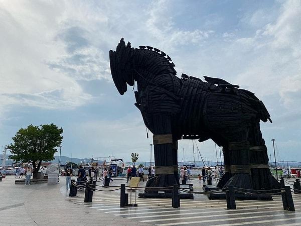 Çanakkale macerasına şehri ziyarete gelen pek çok kişi gibi biz de merkez Kordon’daki Truva Atı’nın önünde çekildiğimiz fotoğraf ile başladık elbette :) Peki neden Çanakkale?