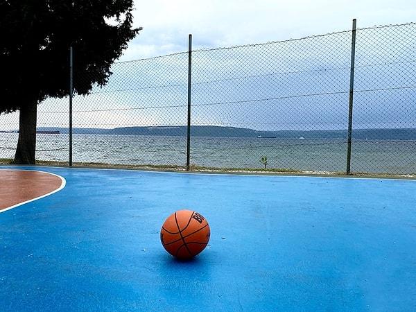 Deniz kenarında basketbol oynamak...