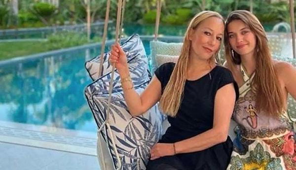 Afra Saraçoğlu'nun annesi Lütfiye Saraçoğlu, İtalya tatili dönüşünde kızıyla fotoğraf çektiren hayranının sosyal medyadaki "kötüleyen" paylaşımını görünce resmen ateş püskürdü!