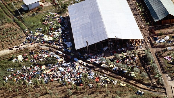 10. Bir tarikatın toplu intihar gerçekleştirdiği Jonestown katliamında 900'den fazla kişi, tarikat liderleri Jim Jones'un vaazı üzerine siyanür içerek yaşamını sonlandırdı.