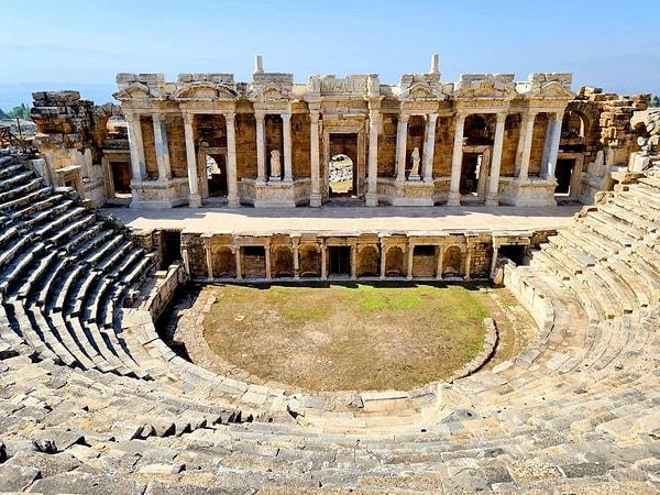 8. Eşsiz mimari güzelliklerden biri olan Hierapolis Tiyatrosu