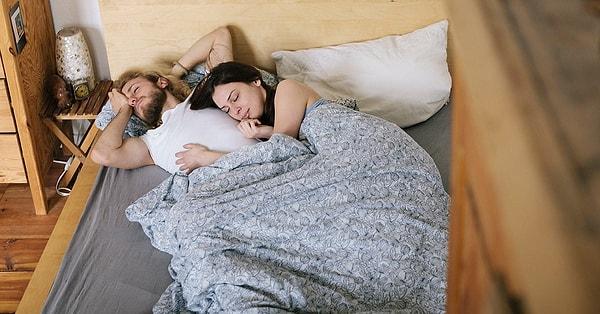 Yalnız uyumaya alışanlar için biriyle beraber aynı yatakta yatmak zor gelebilir. Çiftler için ise bu durum sürekli olduğu için daha zor olabilir.
