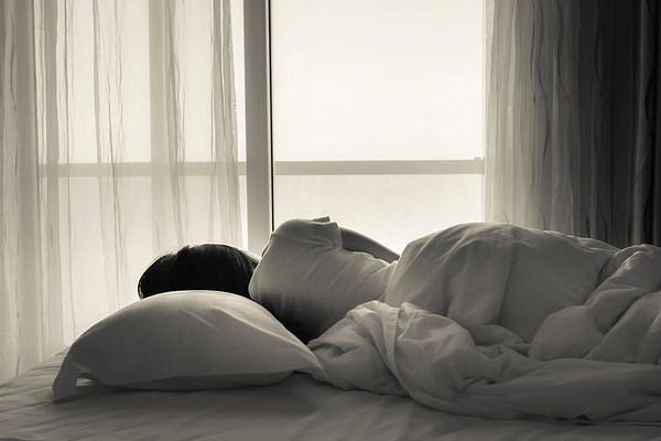 Partnerlerinden ayrı uyuyan bu kişilerin yüzde 52.9'u ise tek başına uyuduklarında uyku kalitelerinin arttığını düşünüyor.