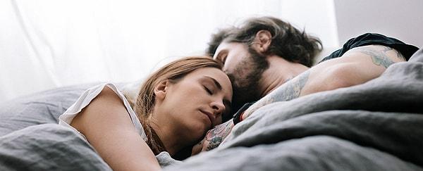 Partnerlerinden ayrı uyuyan katılımcıların yüzde 25.7'si ise eşleriyle aynı yatağı paylaştıktan sonra uyku sürelerinin arttığını iddia ediyor.