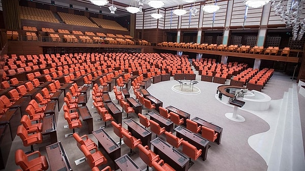 AK Parti, TBMM'ye memur maaş zamlarıyla birlikte bir torba yasa teklifinde bulundu. Referanduma gitmiş kadar gündem olan teklifte neler yoktu ki?