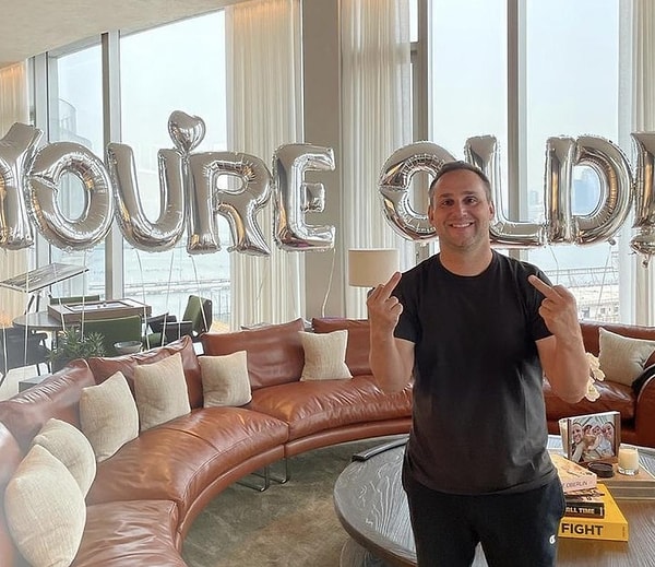 Бизнесмен-миллиардер по имени Майкл Рубин недавно организовал вечеринку под названием «Белая вечеринка», на которой присутствовали сотни известных людей.