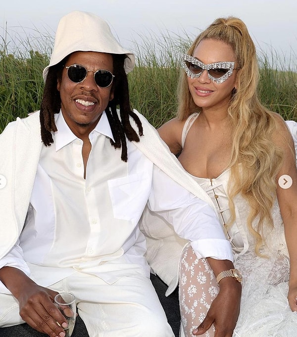 Как следует из названия, вечеринка, на которой предпочтение отдавалось белой одежде, проходила в огромной собственности Рубина стоимостью 50 миллионов долларов в Саутгемптоне.