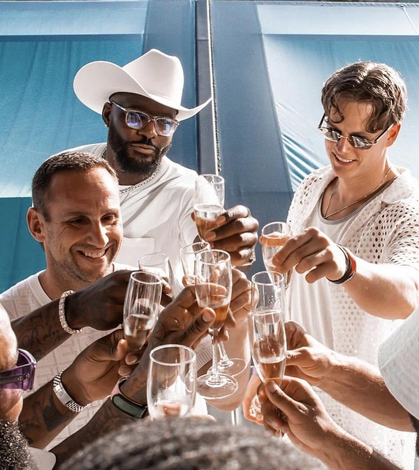 Гостей вечеринки развлекали самой роскошной едой и алкоголем стоимостью 700 долларов за бутылку.