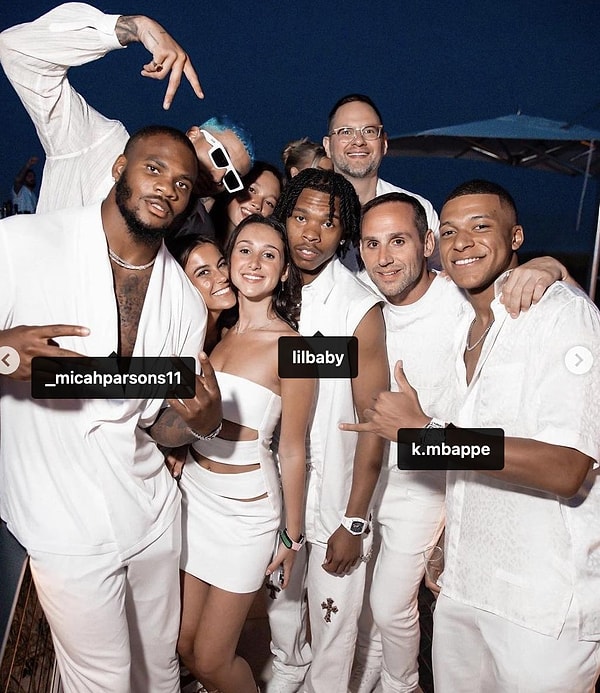 Судя по подписи к этим фотографиям вечеринка удалась на славу.