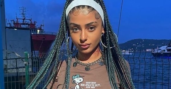 Anormal ve 24/7 gibi viral olan parçalara imza atan Azeri asıllı Rapçi Asya Alizade, "kliplerinde uyuşturucu kullanımına özendirdiği" suçlamasıyla geçtiğimiz mayıs ayında gözaltına alınmıştı.