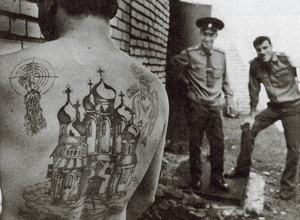 В 30-ых татуировки, точнее наколки стали «языком» уголовников