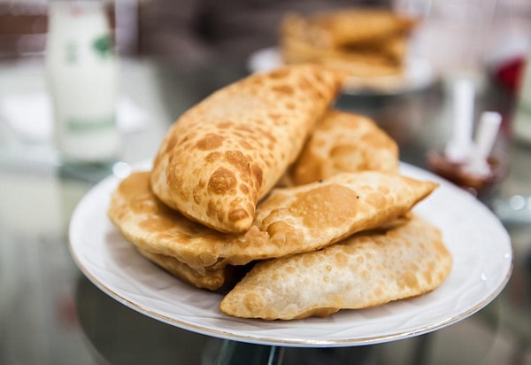 Gastronomi konusunda ise Eskişehir’den beklentinizi yükseltmemenizi öneririm. Şehirle özdeşleşen “çibörek” bir kere tatmanız gereken bir lezzet.