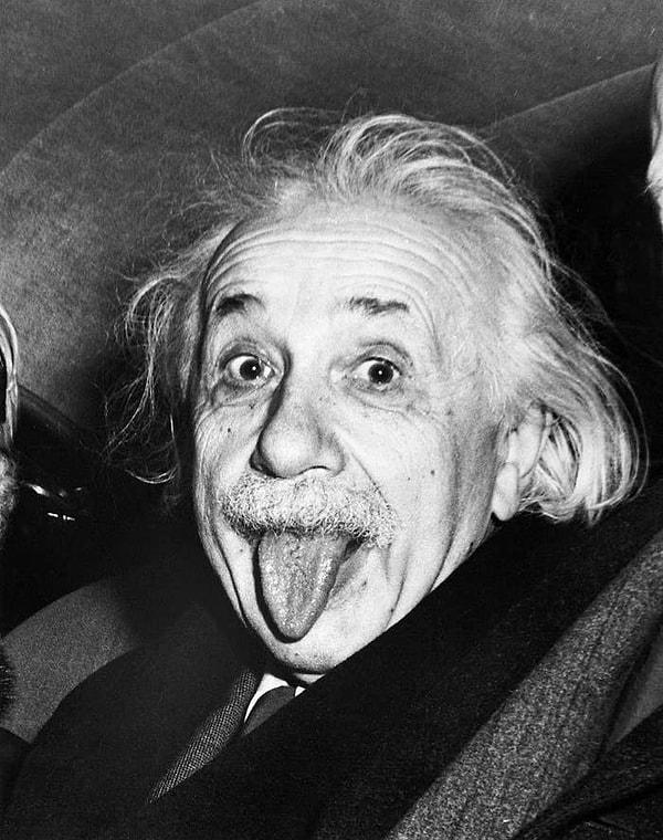 12. Albert Einstein'ın dilini çıkardığı ikonik fotoğrafı, aslında 72. doğum günü partisinin çıkışında bekleyen paparazzilere verdiği yanıttı.