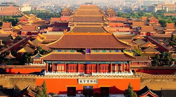 2. Pekin'in kalbinde, Ming Hanedanı zamanında yükselen Yasak Şehir, altı yüzyıl boyunca tam 24 imparatora ev sahipliği yapmıştır.
