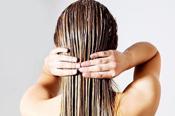 Saçtaki oje lekesini çıkarmanın kolay yolu saç kremi kullanmak. Saç kremini sürmeden önce oje bulaşan yeri ılık suyla yıkayın.