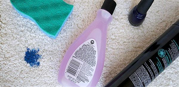 Saç spreyi, halıdaki oje lekelerinin yumuşayarak temizlenmesini sağlıyor.