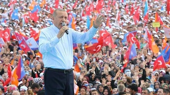 Erdoğan'a "Hitler Bıyığı" Çizdiği İçin Tutuklanan Lise Öğrencisi Tahliye Oldu