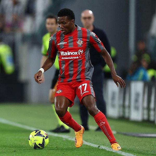 12. Beşiktaş, Cremonese forması giyen 25 yaşındaki Nijeryalı santrafor David Okereke'yi kadrosuna katmaya hazırlanıyor.