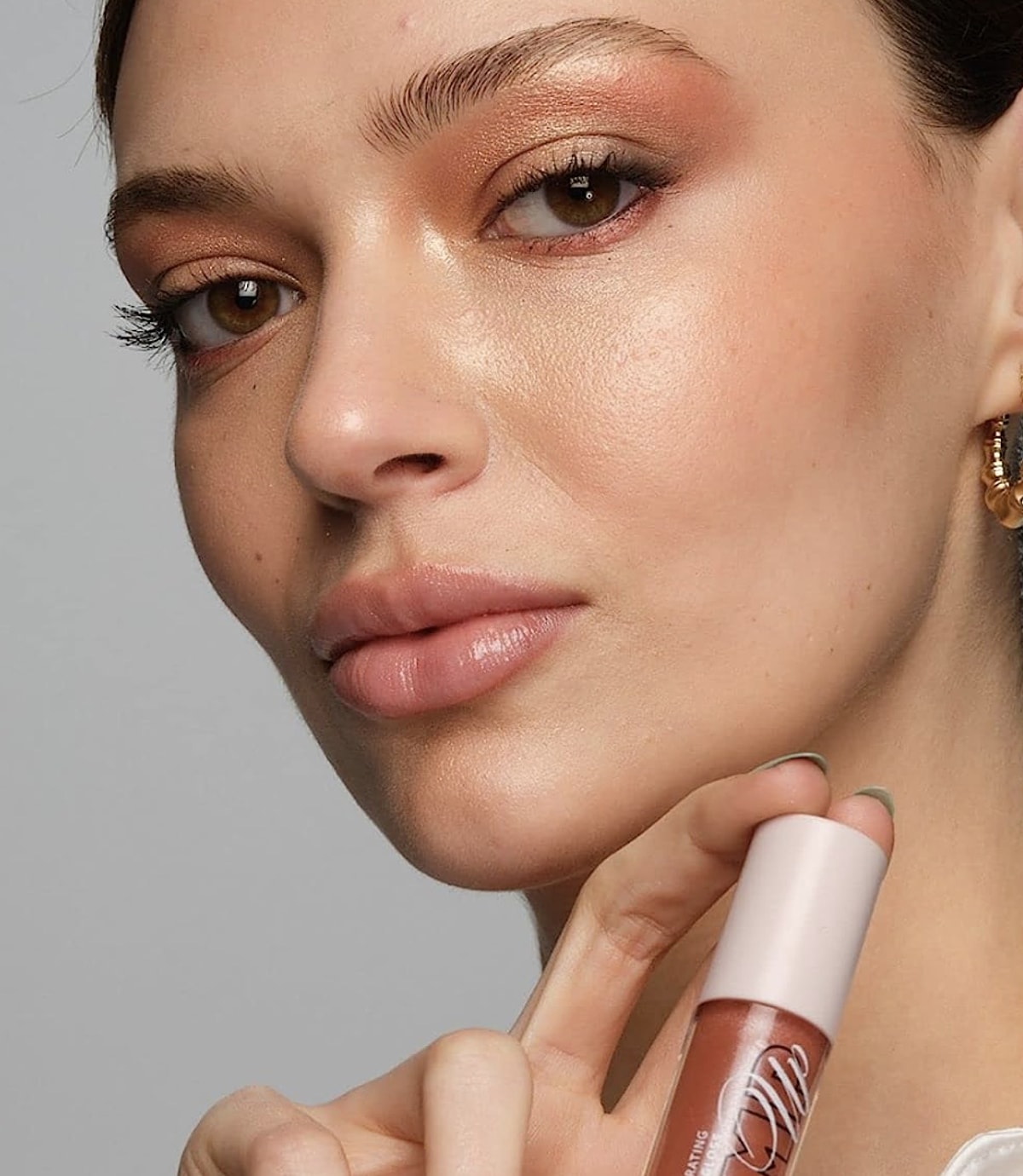 Işıltılı Yaz Makyajınızı Tamamlayacak En Beğenilen Lip Gloss Tavsiyeleri 8437