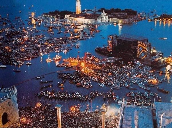 İtalya'nın Venedik şehrinde yer alan San Marco Meydanı'nda gerçekleştirilen konserde sahne denize kuruldu.