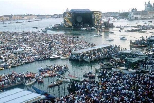 Yüzen sahnede Pink Floyd'u izlemek için adeta tüm Venedik halkı gelmişti: 200 bine yakın hayran vardı!
