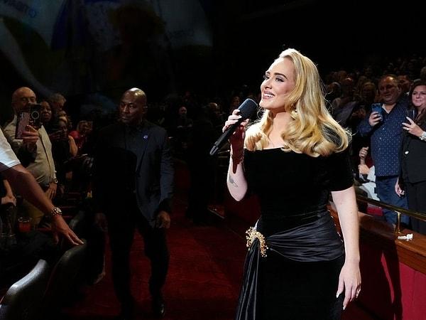 Bu sanatçılardan biri de 35 yaşındaki dünyaca ünlü İngiliz şarkıcı Adele oldu.