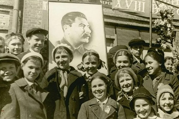 К счастью для педагогов, реформа долго не прожила. В 1954 году умер Сталин, и постановление отменили