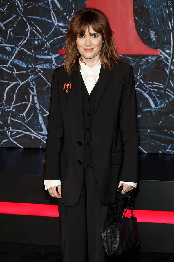 Актриса дала комментарий The Edit: «Я бы предпочла никогда не быть замужем, чем несколько раз разводиться. Не то что бы в разводе было что-то плохое, но, думаю, я просто не смогу на него решиться. Когда твои родители безумно влюблены в друг друга уже 45 лет, стандарты повышаются...»