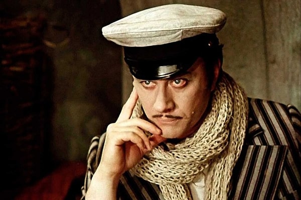 2. Кем представились Остап Бендер и Шура Балаганов в фильме «Золотой телёнок»?