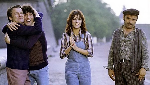 7. Что произошло с паспортом итальянского доктора во время полета в Ленинград в фильме «Невероятные приключения итальянцев в России»?