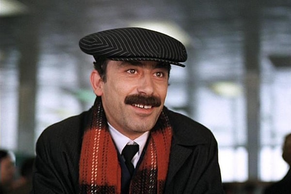 8. Кем был по профессии Валико Мизандари по прозвищу Мимино в фильме «Мимино»?