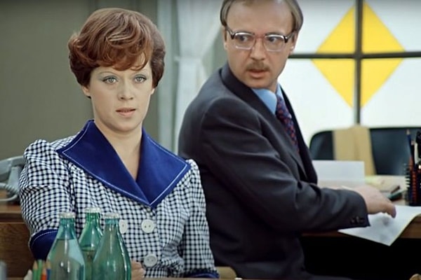 9. Что тащил Новосельцев вместе с профсоюзной активисткой Шурой, в фильме «Служебный роман»?