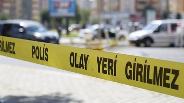 İ.C.’nin emniyetteki ifadesinde, 10 ay önce sosyal medyada tanıştığı bir kişiden hamile kaldığını ve evde ölü olarak doğurduğunu belirttiği bebeğini çöp konteynerine bıraktığını söylediği öğrenildi. İ.C., ‘kasten öldürme’ suçundan çıkarıldığı mahkemece tutuklandı.