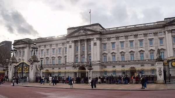 İngiliz polisinden yapılan açıklamaya göre, Buckingham Sarayı kapısına kendini kapıya kelepçeleyen kişinin, kendisine zarar vermekle tehdit ettiği açıklandı.