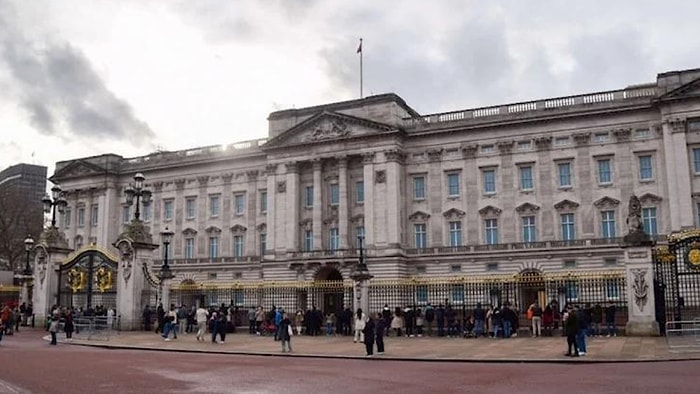 Kendini Buckingham Sarayı’nın Kapılarına Kelepçeledi: Polis, Şüpheliyi İkna Etmeye Çalıştı