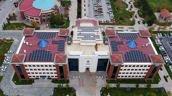 Zaman zaman belediye önlerinde yer alan nesnelerin kaybolmasına alışık olan ülkemizde şimdi de Konya Selçuklu Belediyesi'nin önünde yer alan "L" harfi kayboldu.