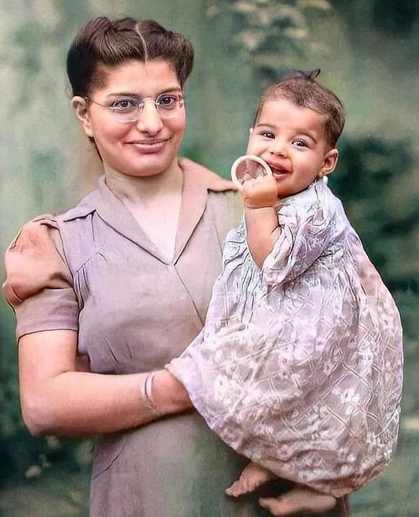 17. Freddie Mercury ve annesi Jer Bulsara'nın renklendirilmiş fotoğrafı👇