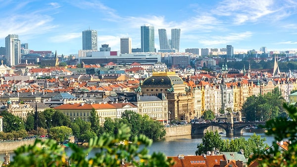 5. В какой стране находится город Прага?