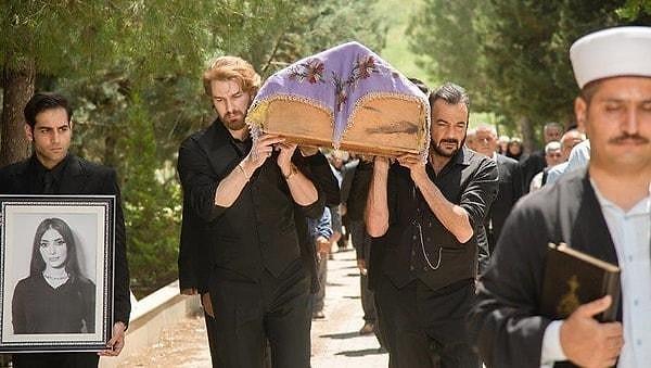 7- Set emekçisi, Tiktok fenomeni Yener Yalçın, dizilerdeki cenaze sahnelerinde dua okuyan hocaların gerçek olup olmadığını soran takipçisine yanıt verdi.