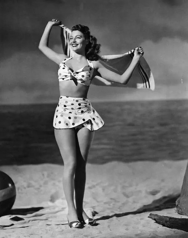 Bikininin tarihi, 1940'ların cesur isyanından günümüzün plaj modasının vazgeçilmez parçasına kadar uzanır.
