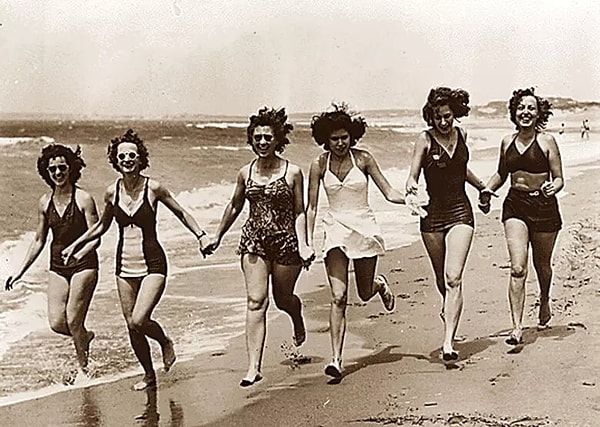 Bikini, sadece bir plaj giysisi olmanın ötesinde, tarih boyunca birçok tartışmanın, sosyal değişimin ve moda evriminin merkezinde yer aldı.