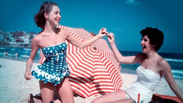 1960'lı yılların ortalarına gelindiğinde Batı toplumlarının plaj giysileri, mayo ve iç çamaşırı olarak tasarlanmaya başladı.