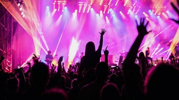 Konser ve festivallere gelen yasaklara tepkiler sürerken yeni bir olay daha yaşandı. MÜSİAD, TÜGVA, İlim Yayma Cemiyeti, MÜSİAD gibi gruplar festivalleri hedef aldı.